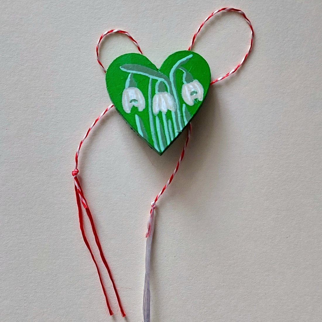 Mărțișor Handmade Broșă Ghiocei Pictată cu Acrilic pe Lemn - bijuterii - mărțișor - Artynos.ro