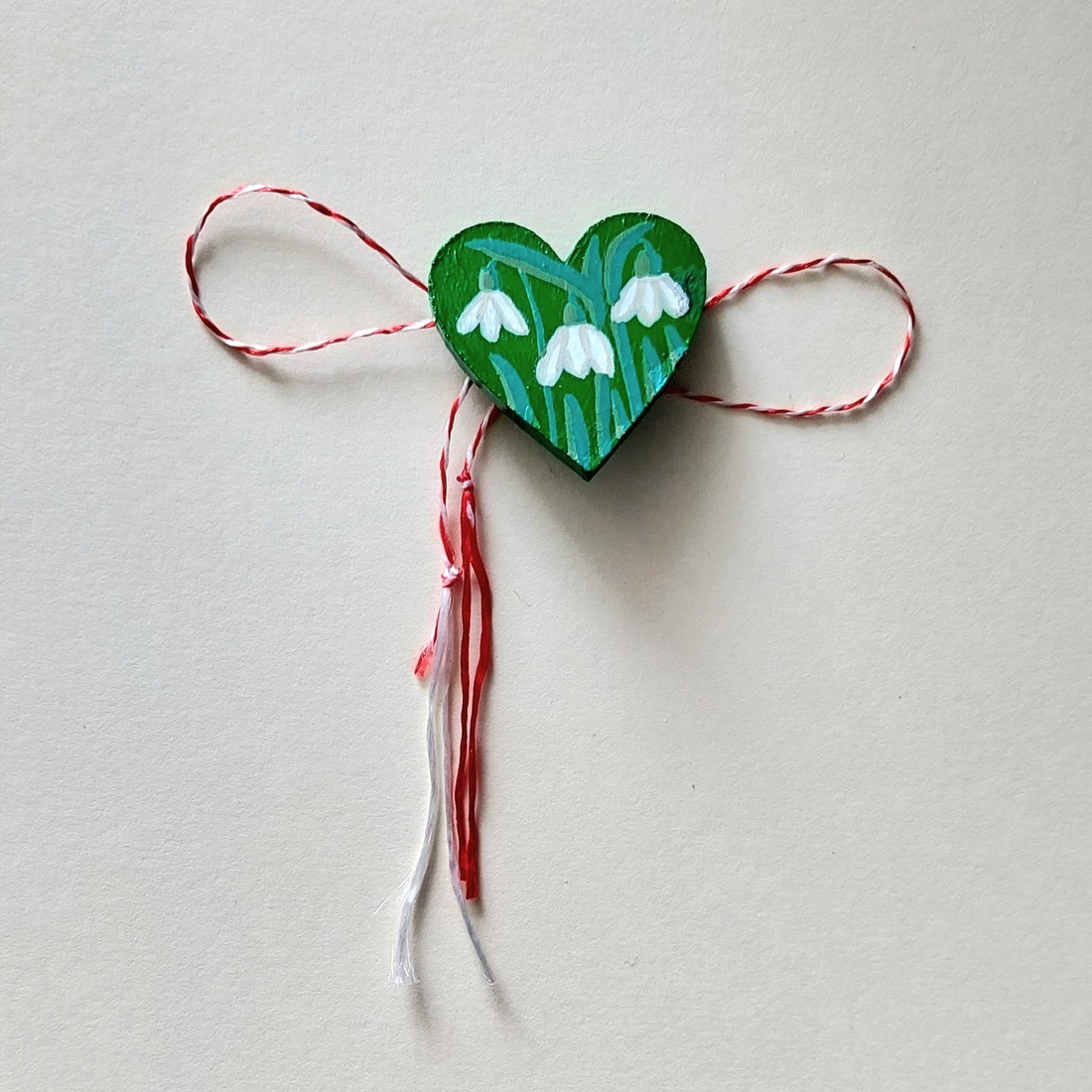 Mărțișor Handmade Broșă Ghiocei Pictată cu Acrilice pe Lemn - bijuterii - mărțișor - Artynos.ro