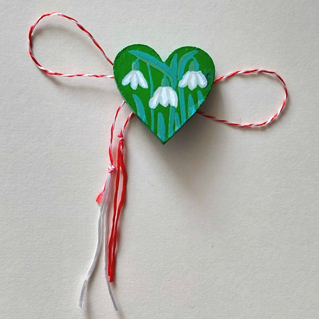 Mărțișor Handmade Broșă Ghiocei Pictată cu Acrilice pe Lemn - bijuterii - mărțișor - Artynos.ro