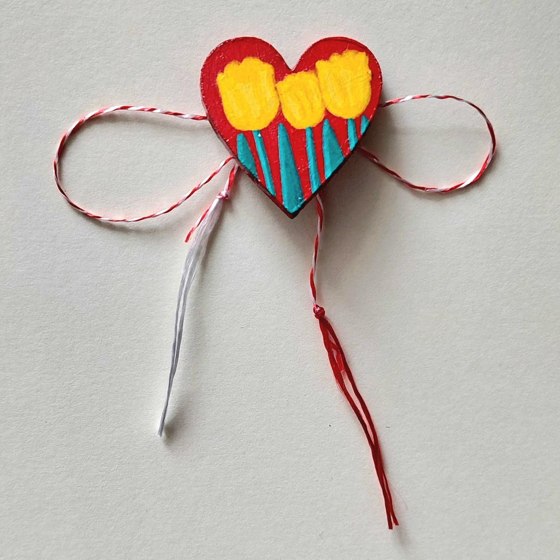 Mărțișor Handmade Broșă Lalele Galbene Pictată cu Acrilice pe Lemn - bijuterii - mărțișor - Artynos.ro