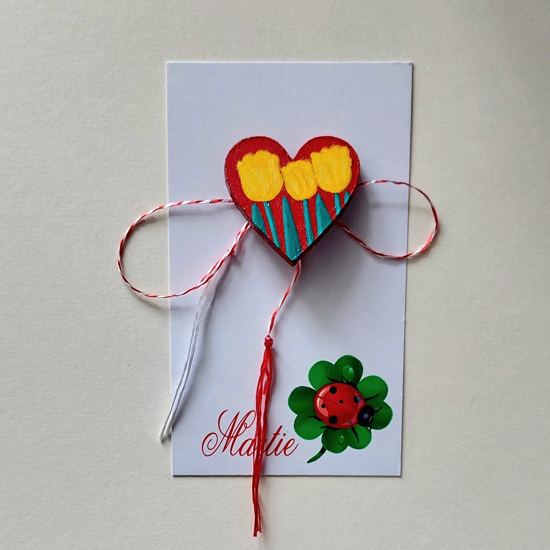 Mărțișor Handmade Broșă Lalele Galbene Pictată cu Acrilice pe Lemn - bijuterii - mărțișor - Artynos.ro