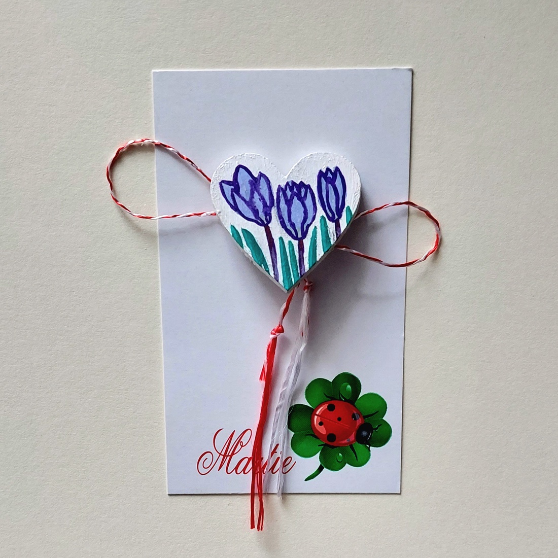 Mărțișor Handmade Broșă Brândușe Pictată cu Acrilice pe Lemn - bijuterii - mărțișor - Artynos.ro