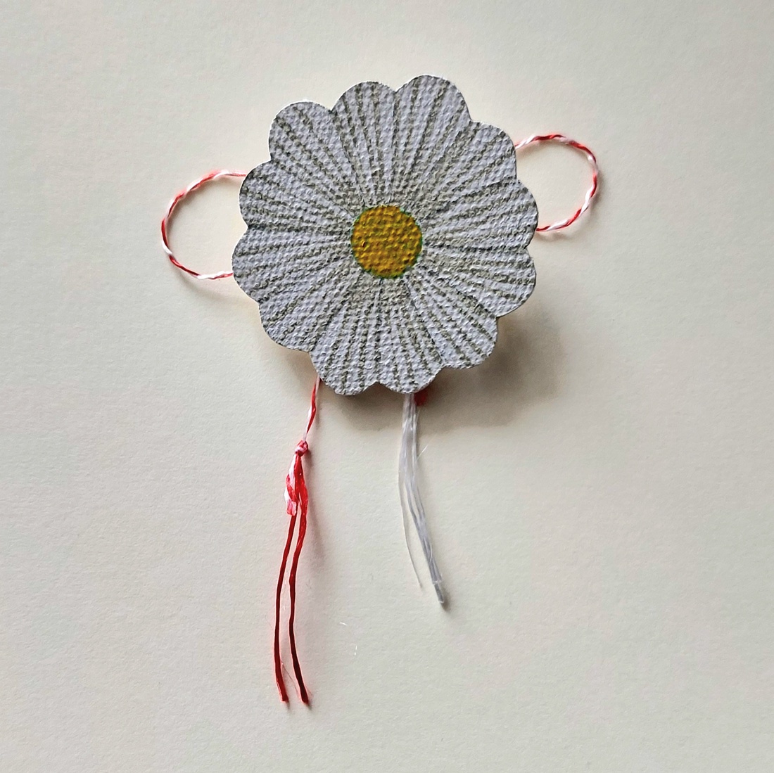 Mărțișor Handmade Broșă Margaretă Albă Pictată cu Acrilice pe Lemn - bijuterii - mărțișor - Artynos.ro