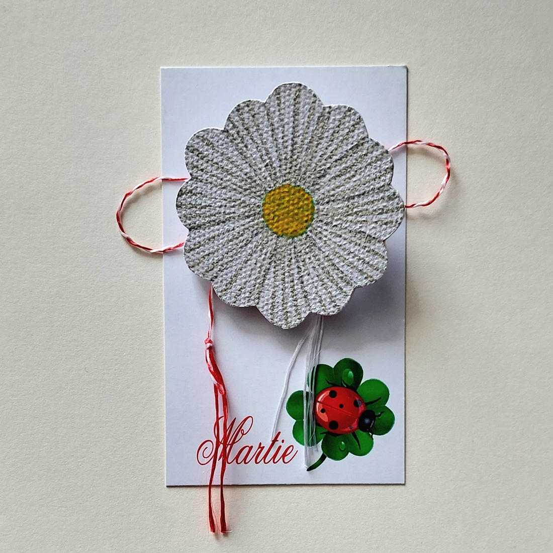 Mărțișor Handmade Broșă Margaretă Albă Pictată cu Acrilice pe Lemn - bijuterii - mărțișor - Artynos.ro