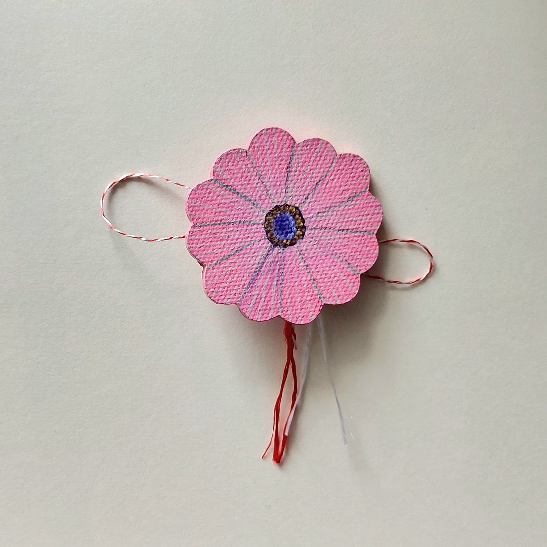 Mărțișor Handmade Broșă Margaretă Roz Pictată cu Acrilice pe Lemn - bijuterii - mărțișor - Artynos.ro