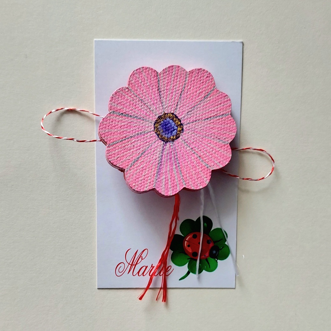 Mărțișor Handmade Broșă Margaretă Roz Pictată cu Acrilice pe Lemn - bijuterii - mărțișor - Artynos.ro