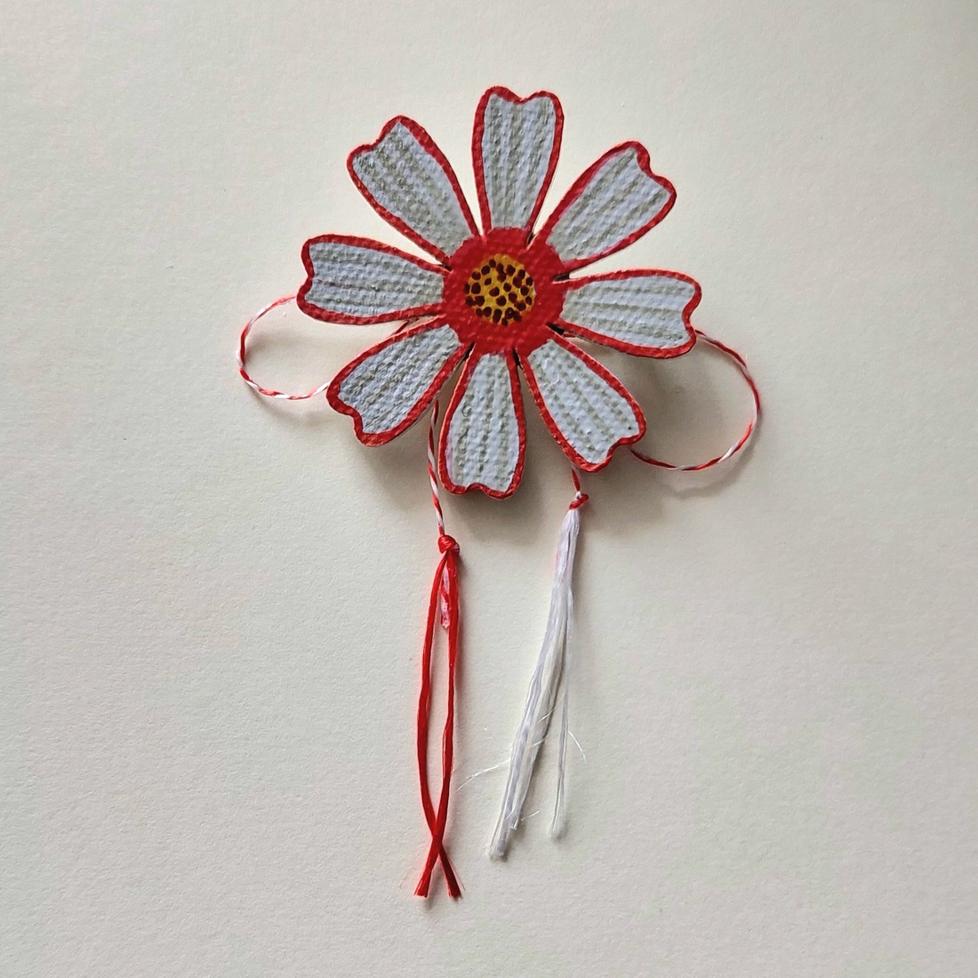 Mărțișor Handmade Broșă Floare Cosmos Portocaliu Alb Pictată cu Acrilice pe Lemn - bijuterii - mărțișor - Artynos.ro