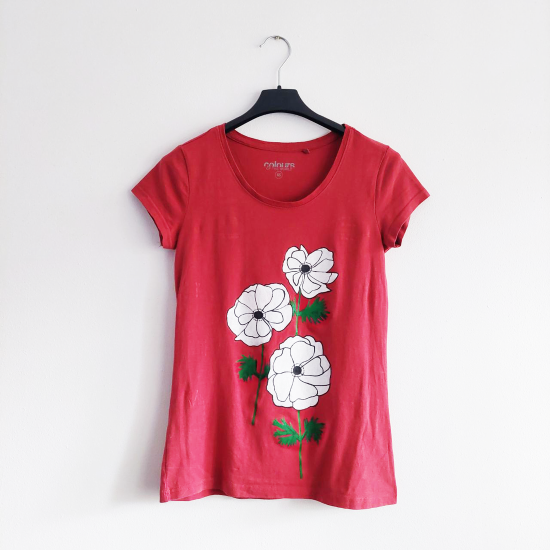 Tricou Magenta Pictat Manual cu Anemone Albe - îmbrăcăminte și modă - haine damă - tricou și top de damă - Artynos.ro