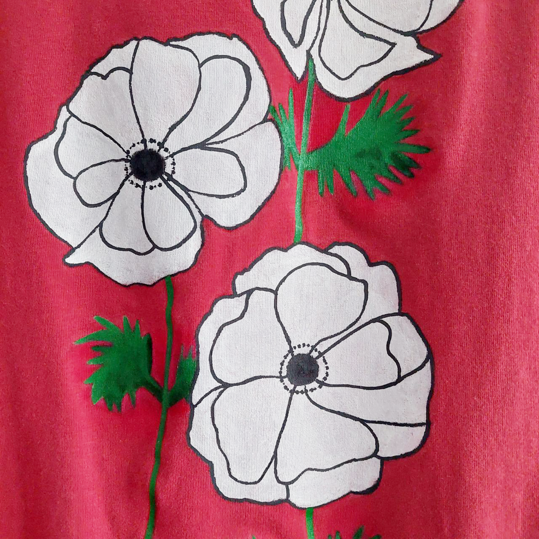 Tricou Magenta Pictat Manual cu Anemone Albe - îmbrăcăminte și modă - haine damă - tricou și top de damă - Artynos.ro