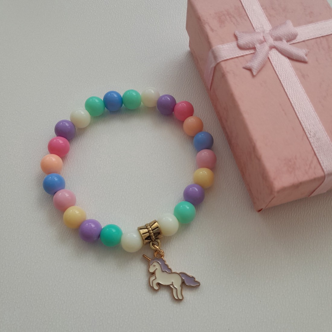 Brățară din margele acrilice cu unicorn - - Artynos.ro Brățară din margele acrilice cu unicorn - - Artynos.ro