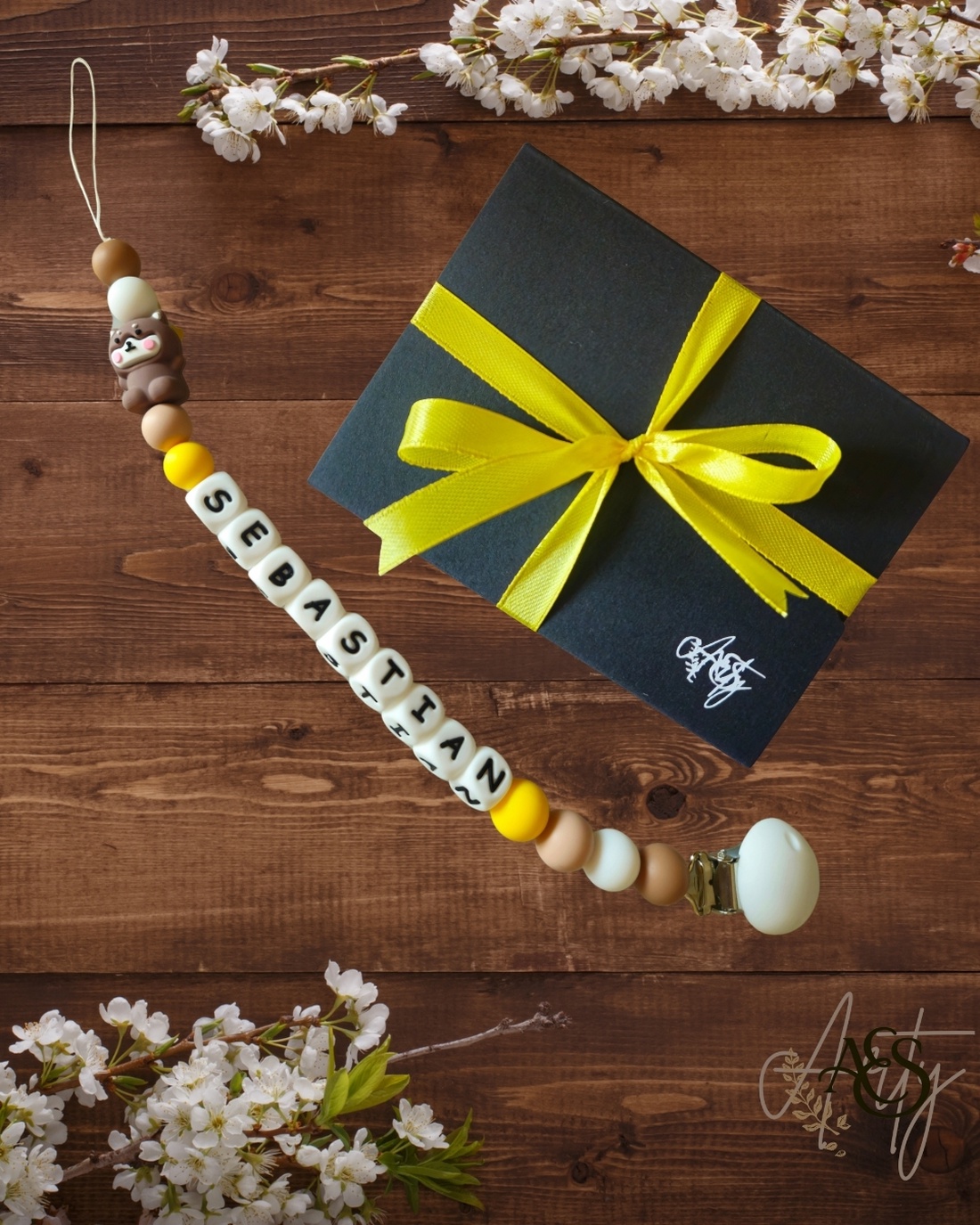 Lanț pentru suzetă personalizat - jucării și echipamente pentru copii - jucării bebeluși - lanț suzetă - Artynos.ro Lanț pentru suzetă personalizat - jucării și echipamente pentru copii - jucării bebeluși - lanț suzetă - Artynos.ro