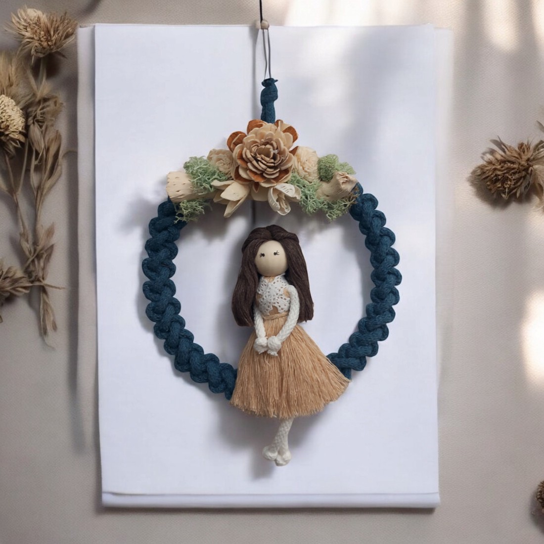 Decorațiune de perete din macramé albastru benzină cu păpușă din macramé bej-maro, fructe naturale, lichen - - Artynos.ro Decorațiune de perete din macramé albastru benzină cu păpușă din macramé bej-maro, fructe naturale, lichen - - Artynos.ro