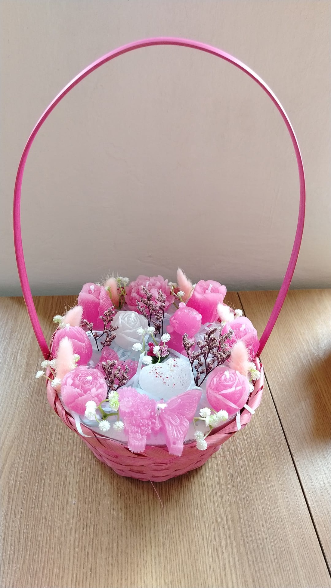 Coș din ratan cu aranjament din ceară parfumată  - casă & stil de viață - lumânări, parfumuri, arome - ceară parfumată - Artynos.ro