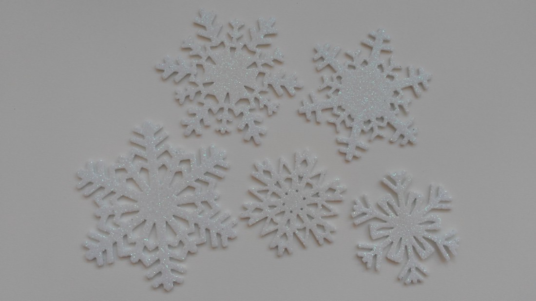 Fulgi de zăpadă decorativi din gumă strălucitoare - 25 buc / pachet - alb -  - Artynos.ro