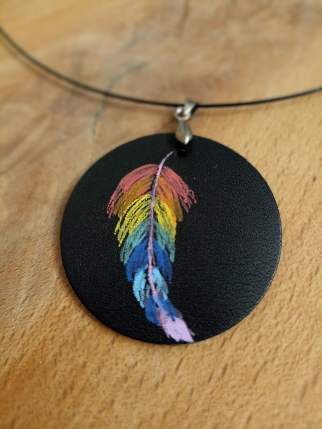 Medalion din piele naturala pictat - bijuterii - coliere - pandative - Artynos.ro