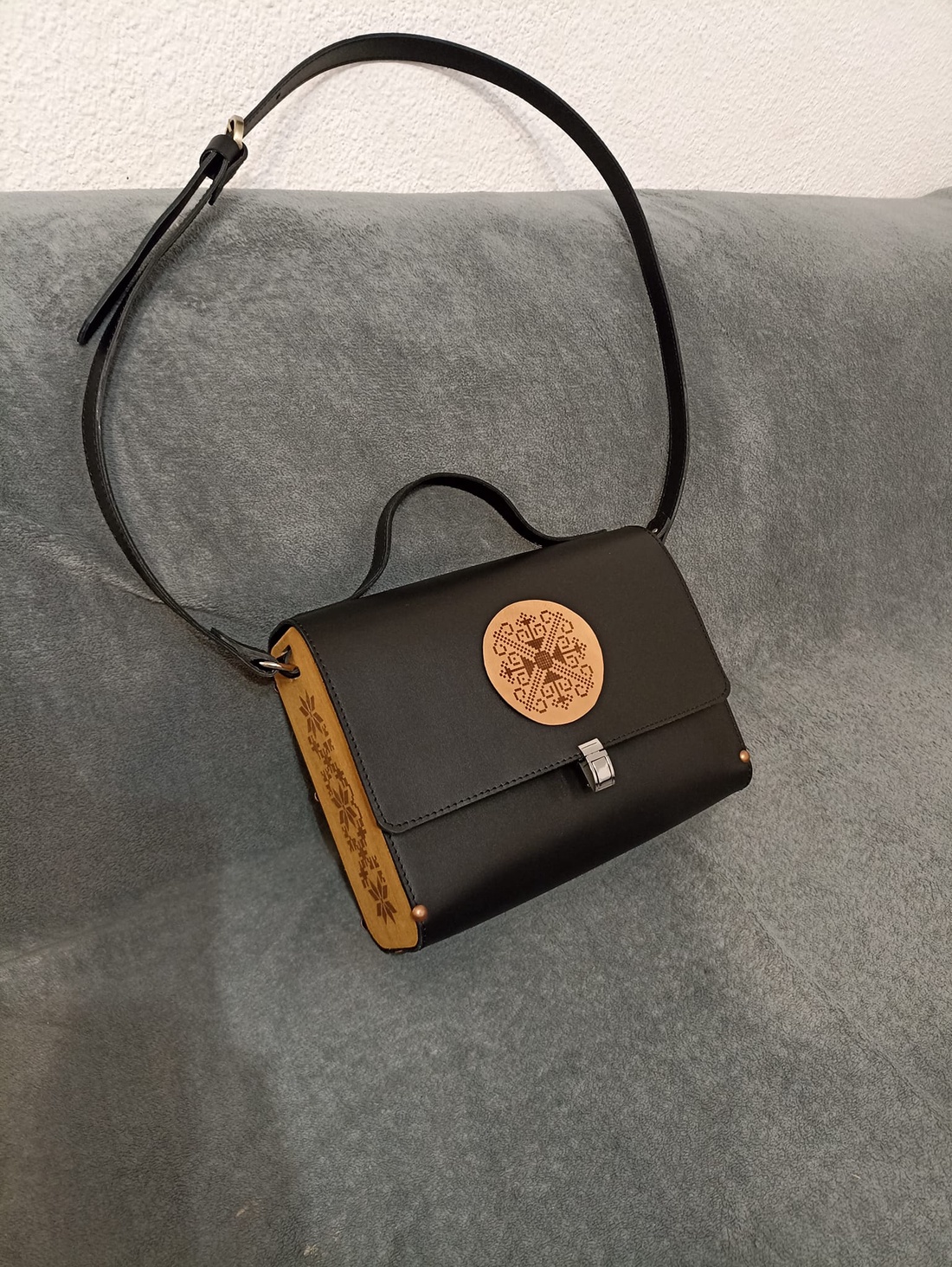 Genti de dama din piele naturala lucrate manual - genți și portofele - genți de mână și umăr - genți de umăr - Artynos.ro