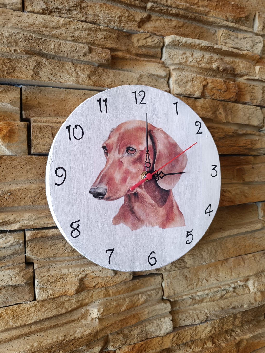 Ceas de perete din lemn alb cu câine teckel maro - - Artynos.ro Ceas de perete din lemn alb cu câine teckel maro - - Artynos.ro