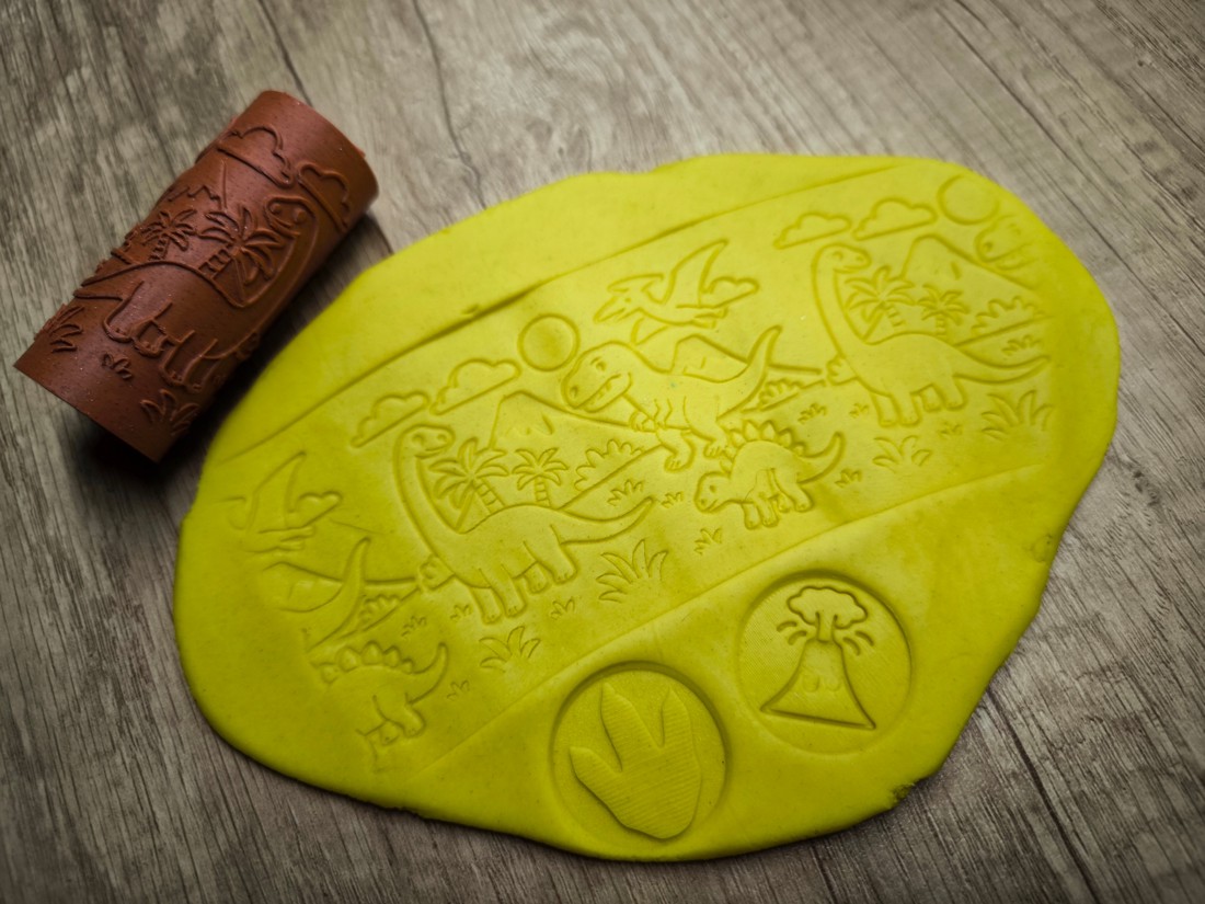 Cilindru de modelat cu motive de dinozauri � Pentru plastilină și modelarea prăjiturilor � Imprimat 3D - jucării și echipamente pentru copii - jocuri de gândire - curcubeu montessori, jocuri waldorf - Artynos.ro