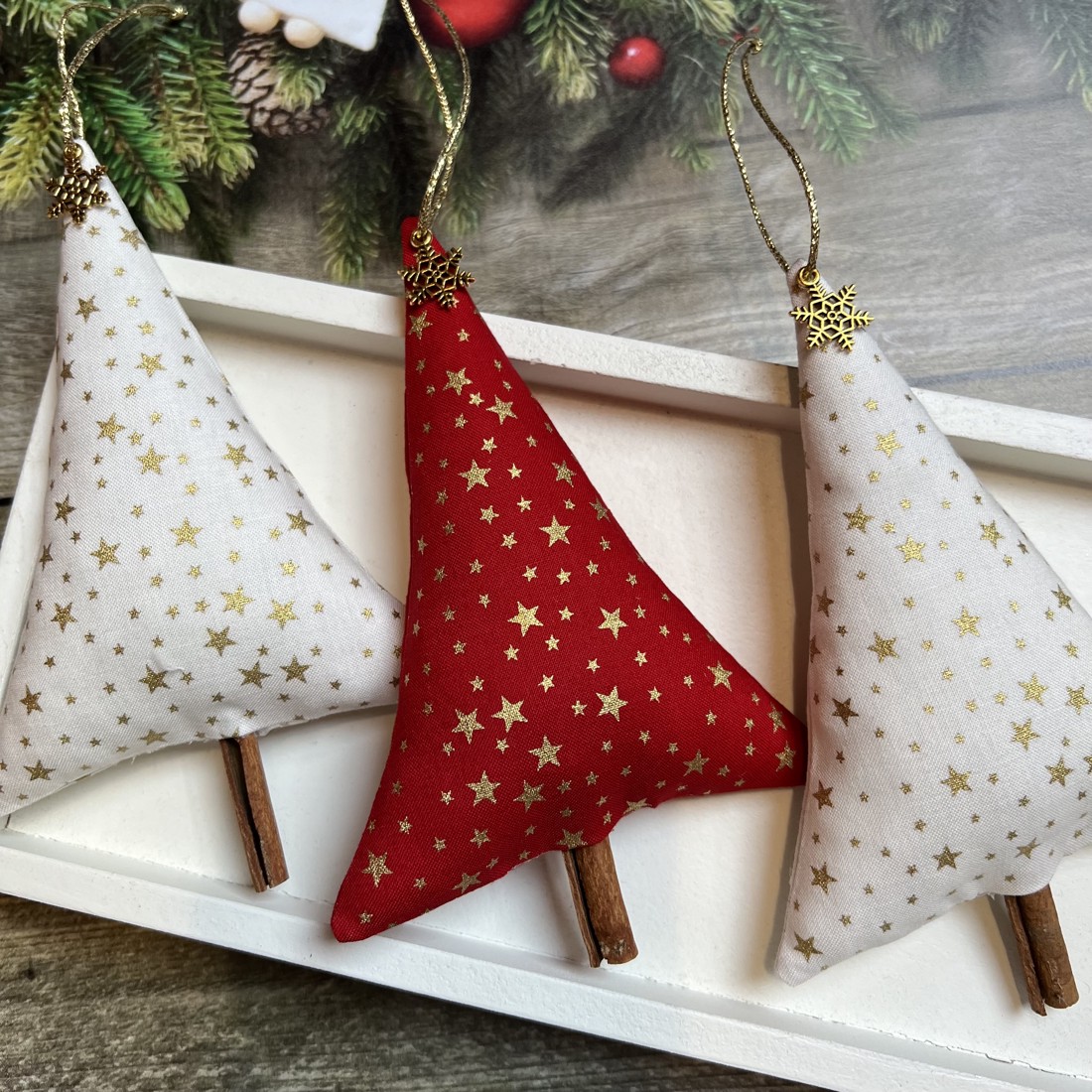 Pom de pin ornament de Crăciun cu bețe de scorțișoară / set de 3/ - crăciun - decorațiuni de crăciun de casă - figurine pentru pomul de crăciun - Artynos.ro