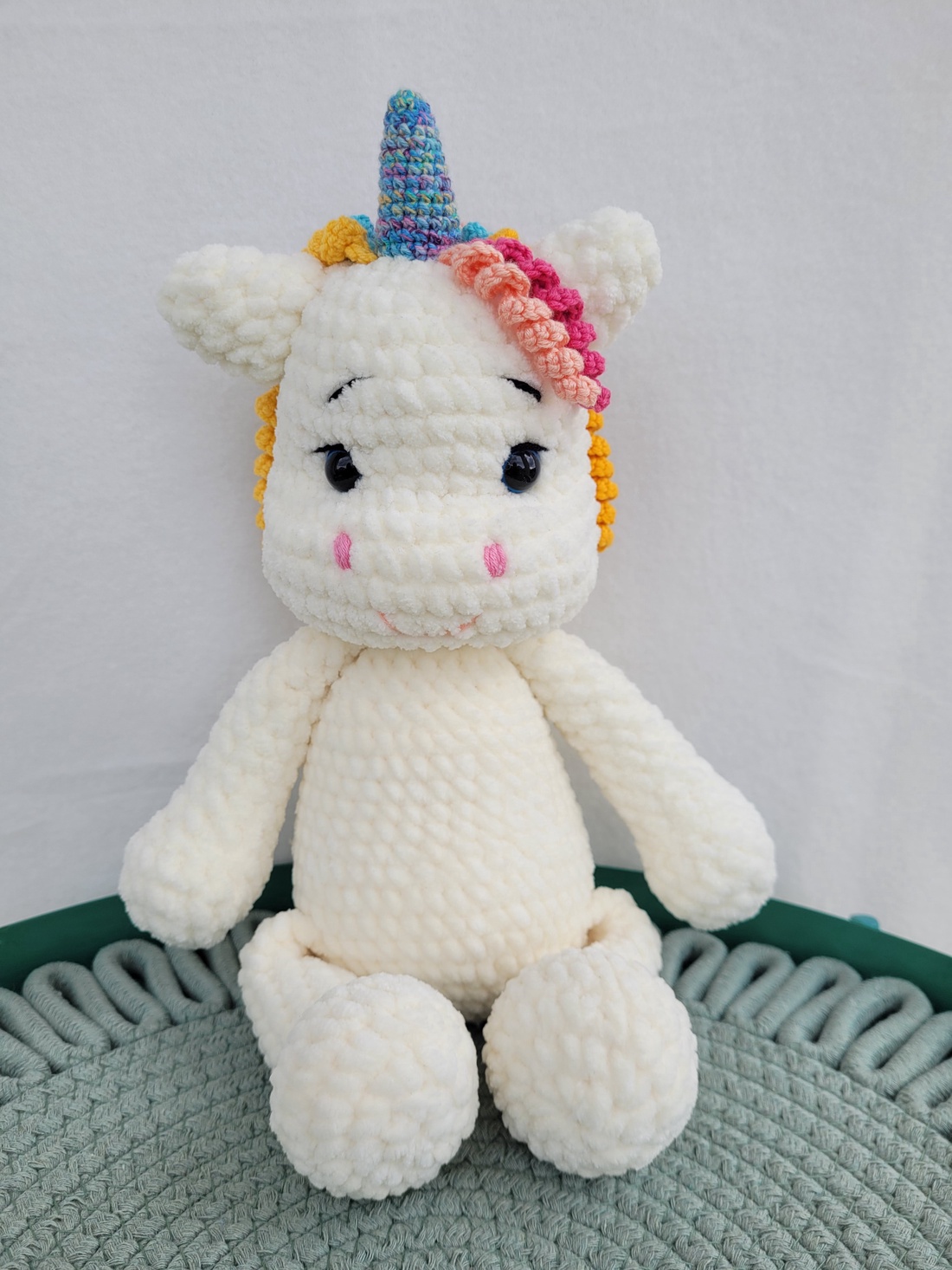 Unicorn crosetat manual, fir tip catifea 100% poliester moale, 35cm, alb unt - jucării și echipamente pentru copii - plușuri - unicorn - Artynos.ro Unicorn crosetat manual, fir tip catifea 100% poliester moale, 35cm, alb unt - jucării și echipamente pentru copii - plușuri - unicorn - Artynos.ro