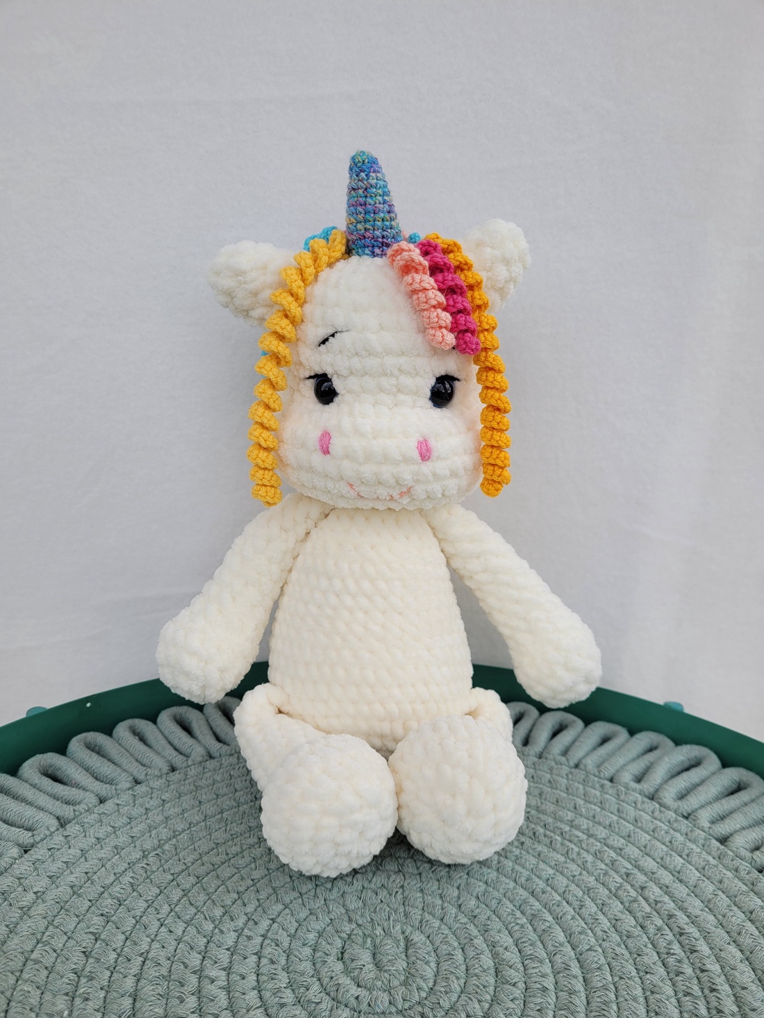 Unicorn crosetat manual, fir tip catifea 100% poliester moale, 35cm, alb unt - jucării și echipamente pentru copii - plușuri - unicorn - Artynos.ro Unicorn crosetat manual, fir tip catifea 100% poliester moale, 35cm, alb unt - jucării și echipamente pentru copii - plușuri - unicorn - Artynos.ro