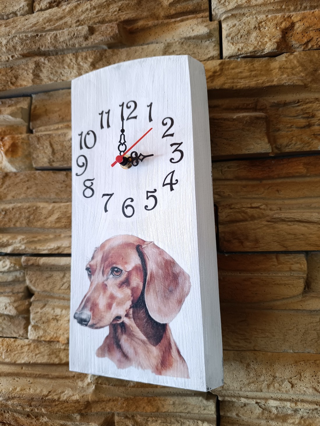 Ceas de perete din lemn alb cu câine dachshund maro  - casă & stil de viață - decorațiuni de casă - decorațiuni de pereți - ceasuri de perete - Artynos.ro