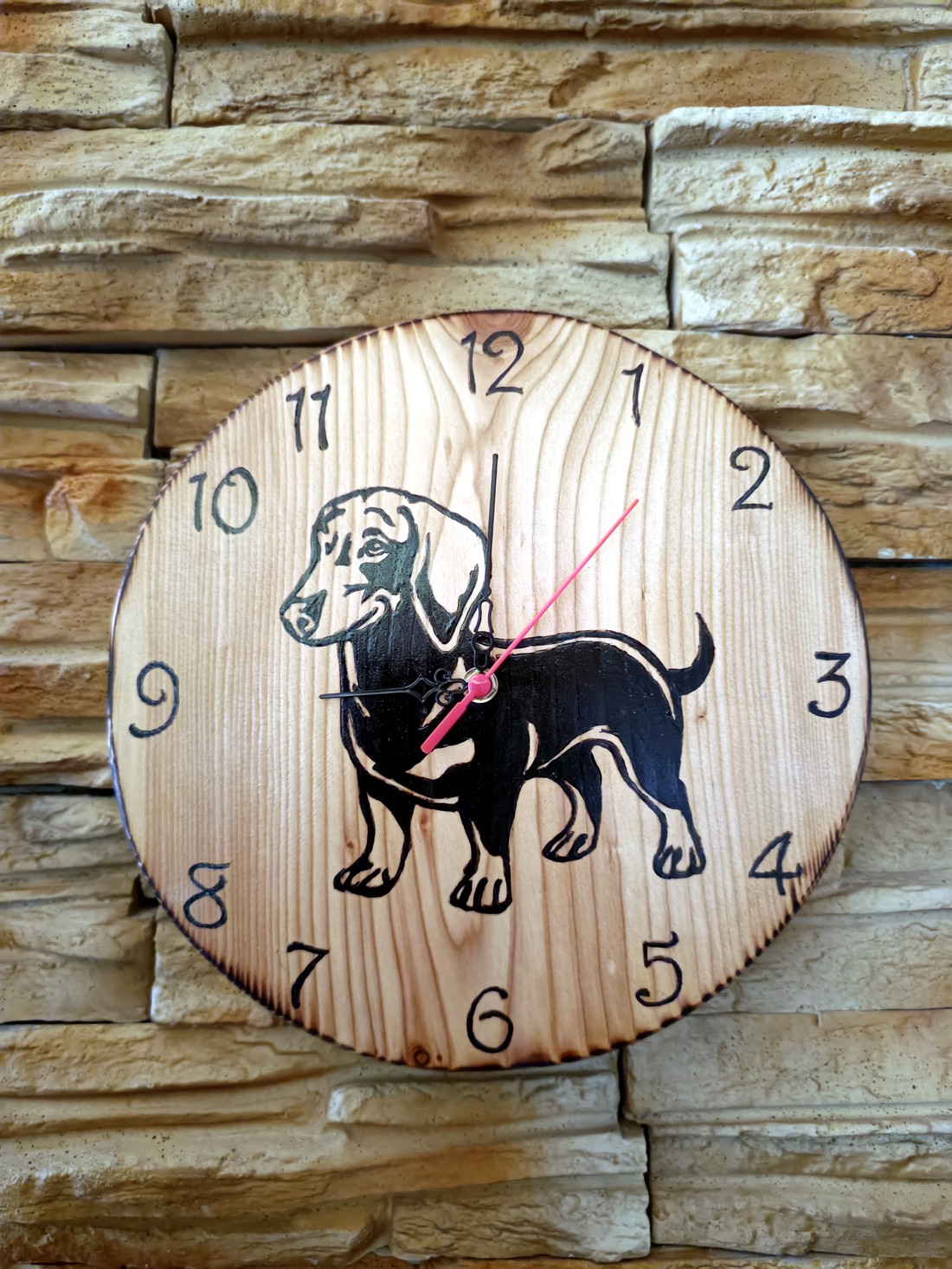 Ceas de perete mare din lemn cu câine dachshund -  - Artynos.ro