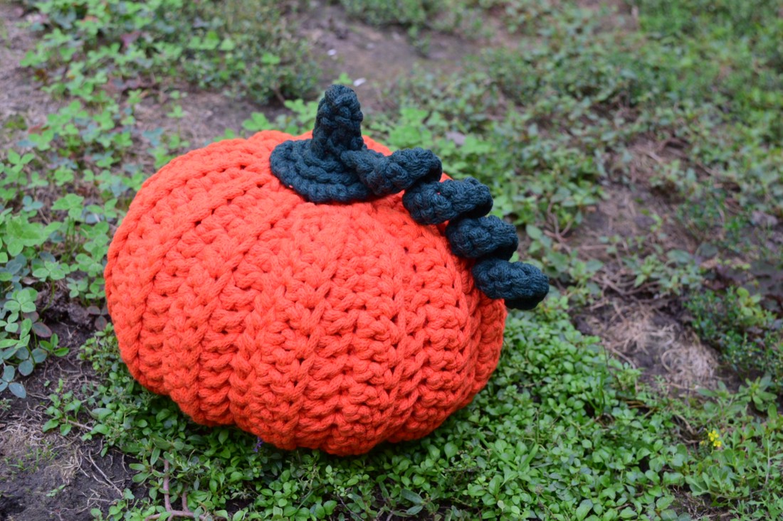 Dovleac mare croșetat (portocaliu) pentru Halloween - - Artynos.ro Dovleac mare croșetat (portocaliu) pentru Halloween - - Artynos.ro