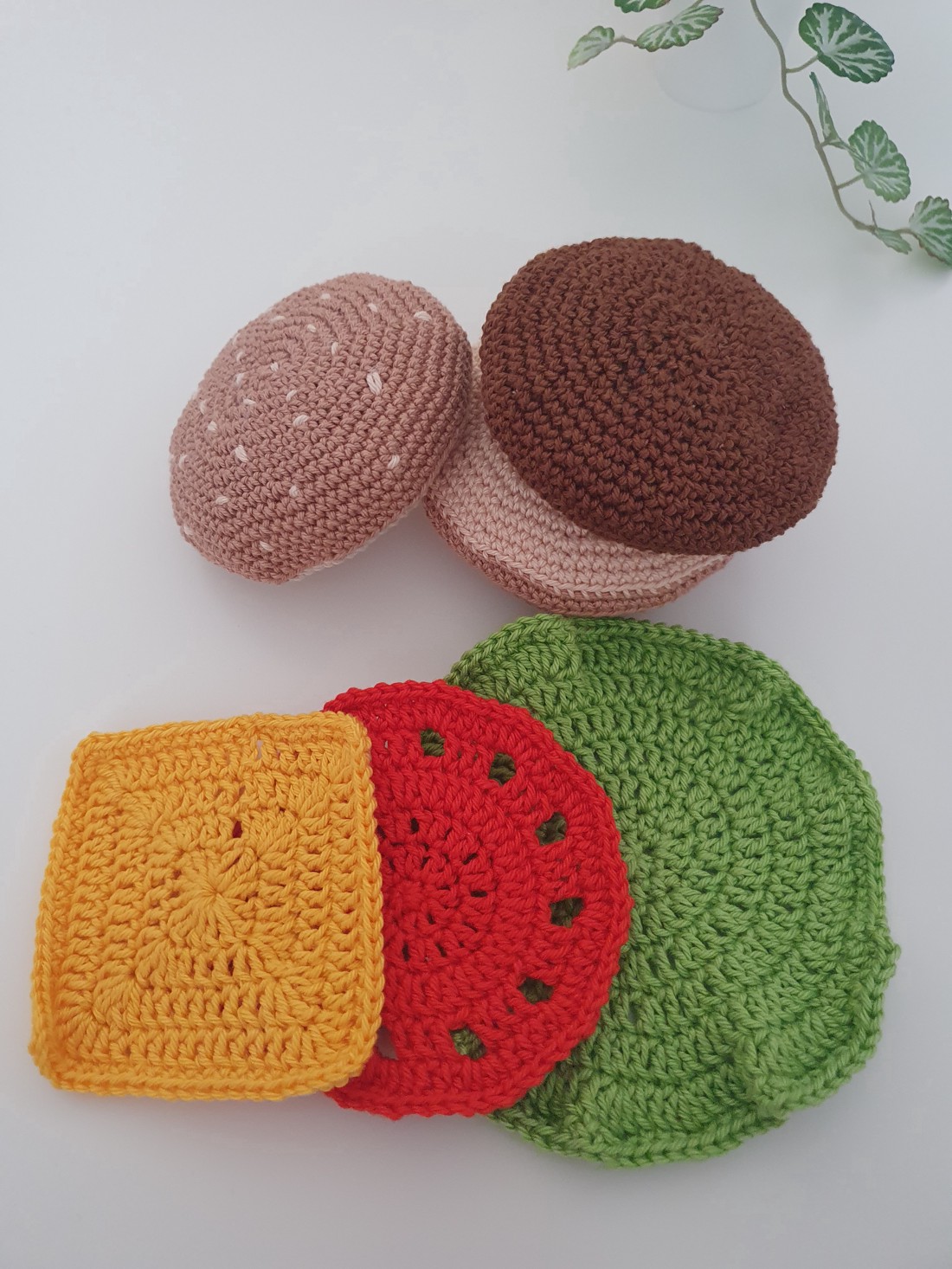 Hamburger croșetat cu cartofi prăjiți - jucării și echipamente pentru copii - plușuri - legume, fructe de pluș - Artynos.ro