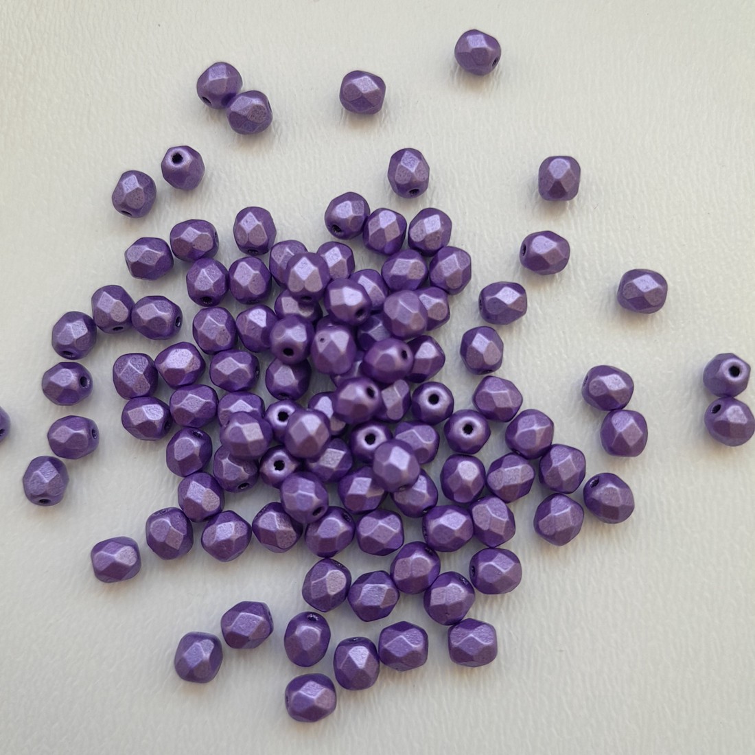 Mărgele cehe din sticlă fațetată - 4mm - 100 buc / pachet - violet - - Artynos.ro Mărgele cehe din sticlă fațetată - 4mm - 100 buc / pachet - violet - - Artynos.ro