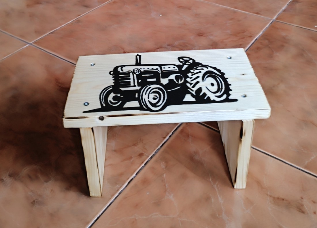 Scaun tractor din lemn - - Artynos.ro Scaun tractor din lemn - - Artynos.ro