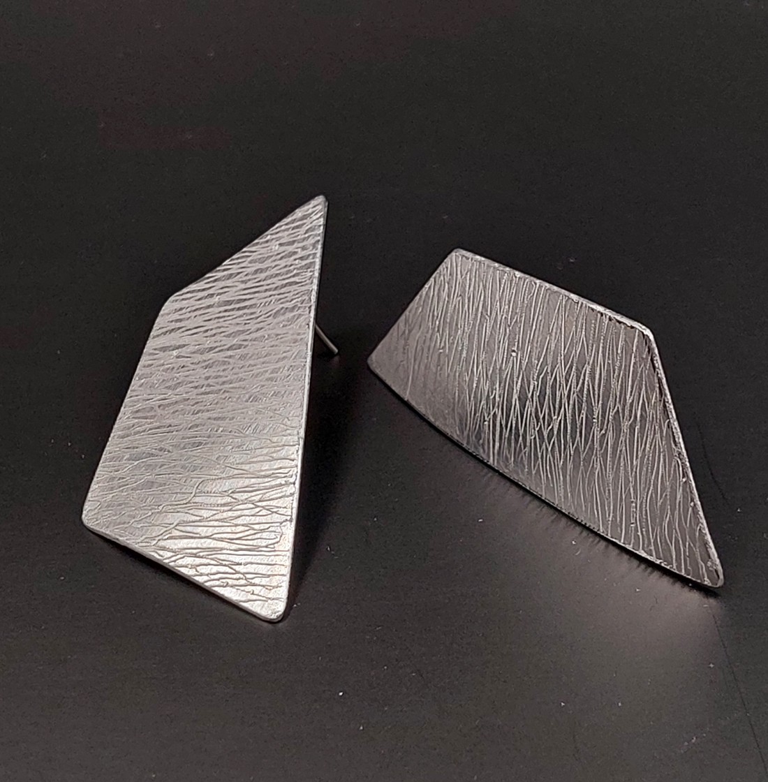 Cercei minimaliști din aluminiu - bijuterii - cercei cu figurine - Artynos.ro Cercei minimaliști din aluminiu - bijuterii - cercei cu figurine - Artynos.ro