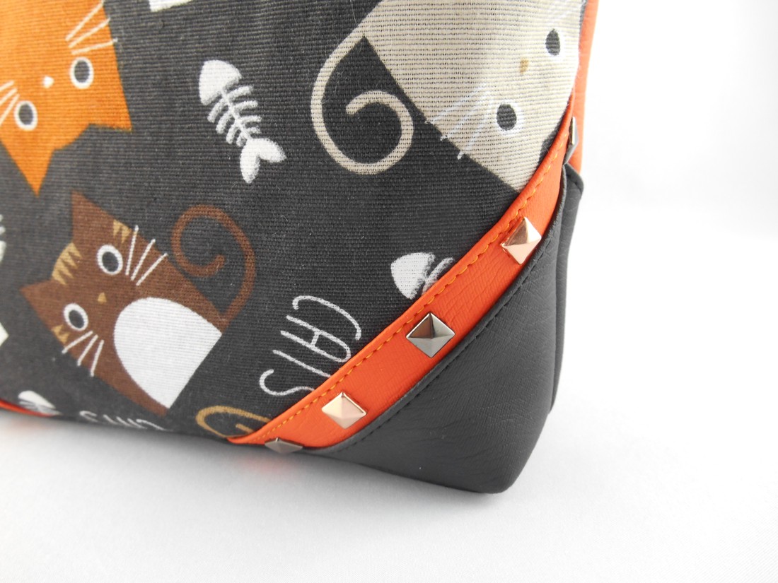 Side sac cu pisoi pe fundal negru - - Artynos.ro Side sac cu pisoi pe fundal negru - - Artynos.ro