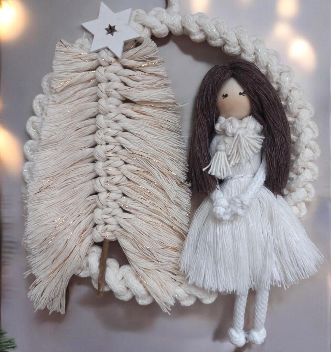 Decorațiune de Crăciun pentru ușă din macramé � păpușă eșarfă cu brad de Crăciun strălucitor, realizată din fire albe și aurii - crăciun - decorațiuni de crăciun de casă - decorațiuni pentru ușă de crăciun - Artynos.ro