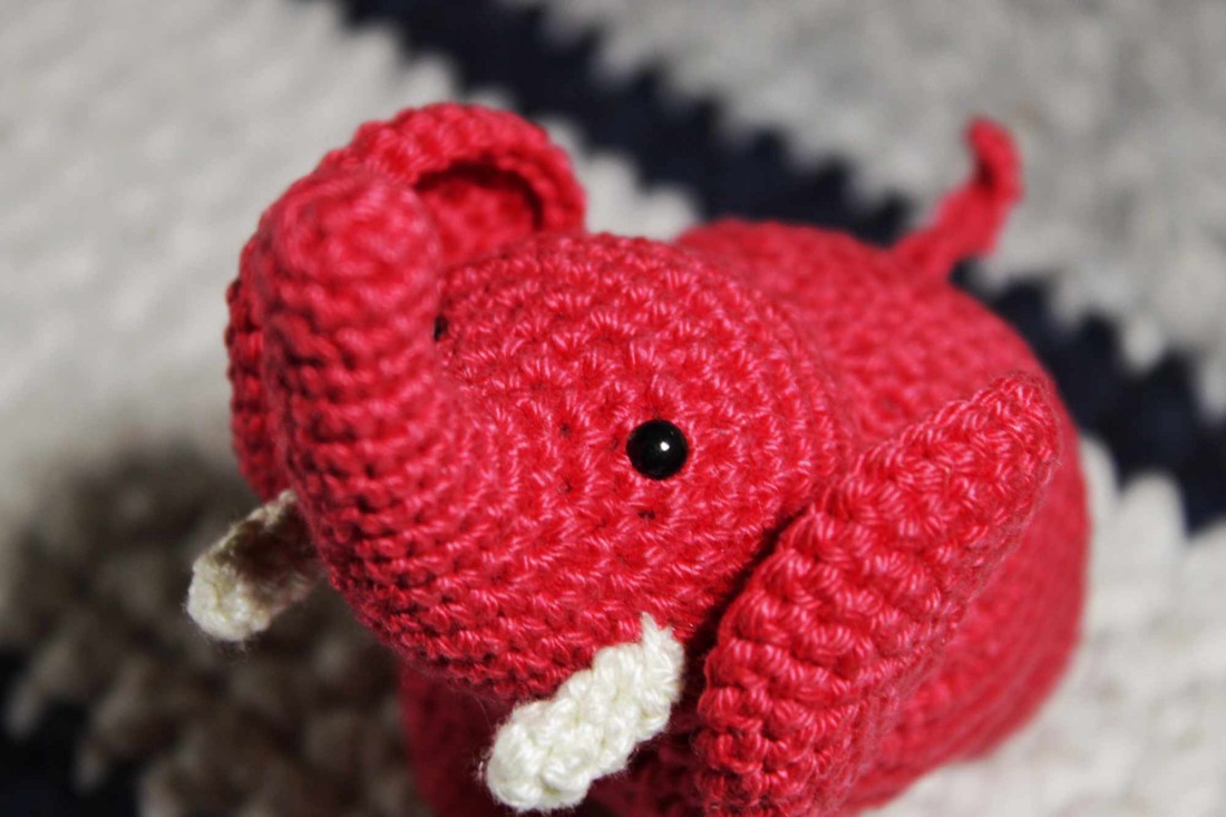 Elefant roșu - - Artynos.ro Elefant roșu - - Artynos.ro