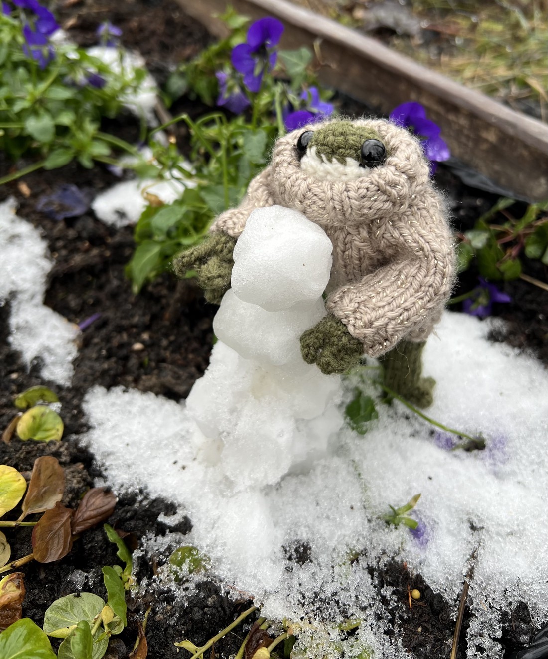 Fată broască tricotată manual în pulover strălucitor, 13 cm - jucării și echipamente pentru copii - plușuri - broască de pluș - Artynos.ro