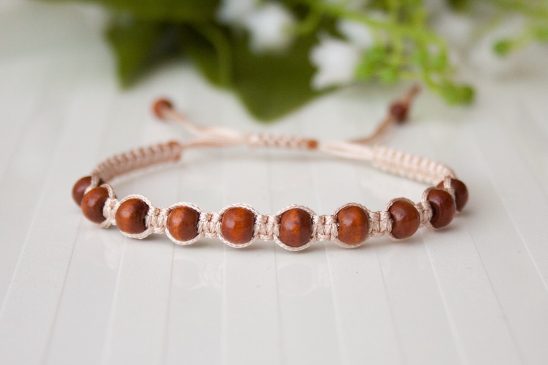Brățară macramé împletită - Mărgele bej/maro - bijuterii - brățări - brățări împletite - Artynos.ro