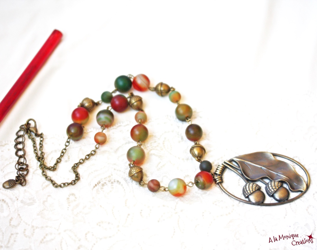 Colier cu agate si ghinde - bijuterii - coliere - coliere cu pandantive - Artynos.ro Colier cu agate si ghinde - bijuterii - coliere - coliere cu pandantive - Artynos.ro