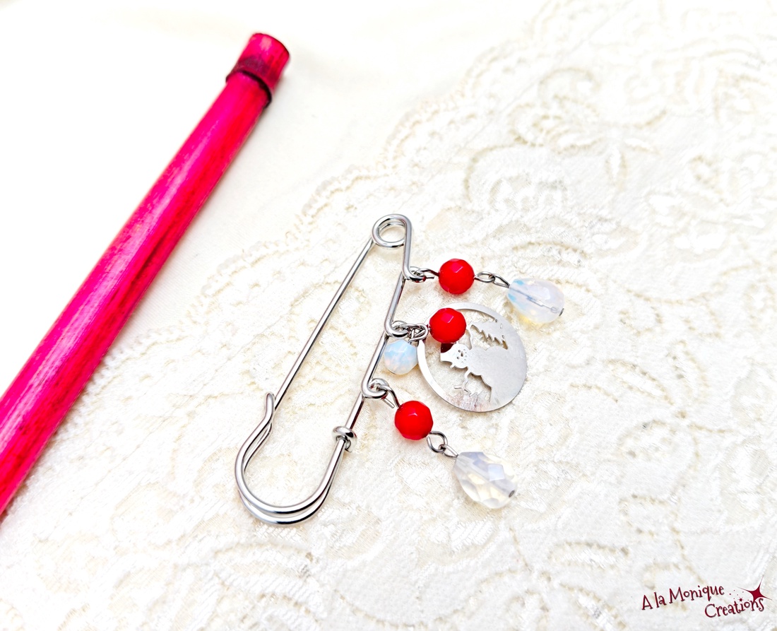 Brosa de Craciun cu coral rosu si opalit - bijuterii - broșe - Artynos.ro