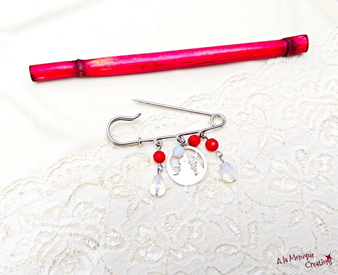 Brosa de Craciun cu coral rosu si opalit - bijuterii - broșe - Artynos.ro