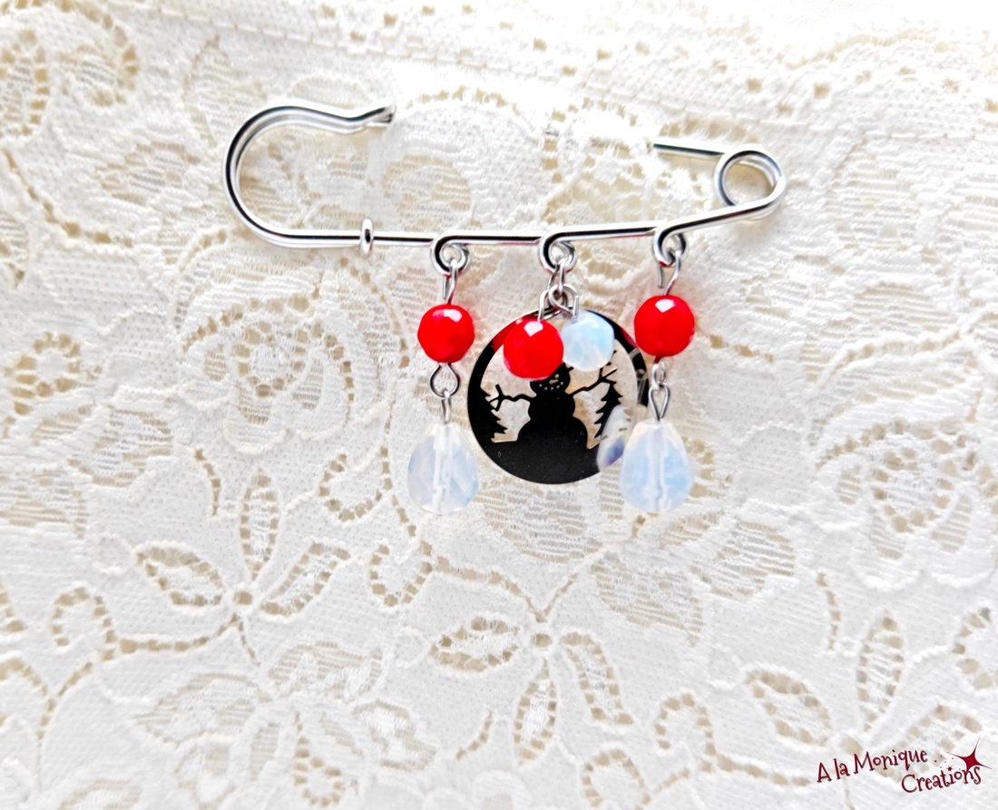 Brosa de Craciun cu coral rosu si opalit - bijuterii - broșe - Artynos.ro