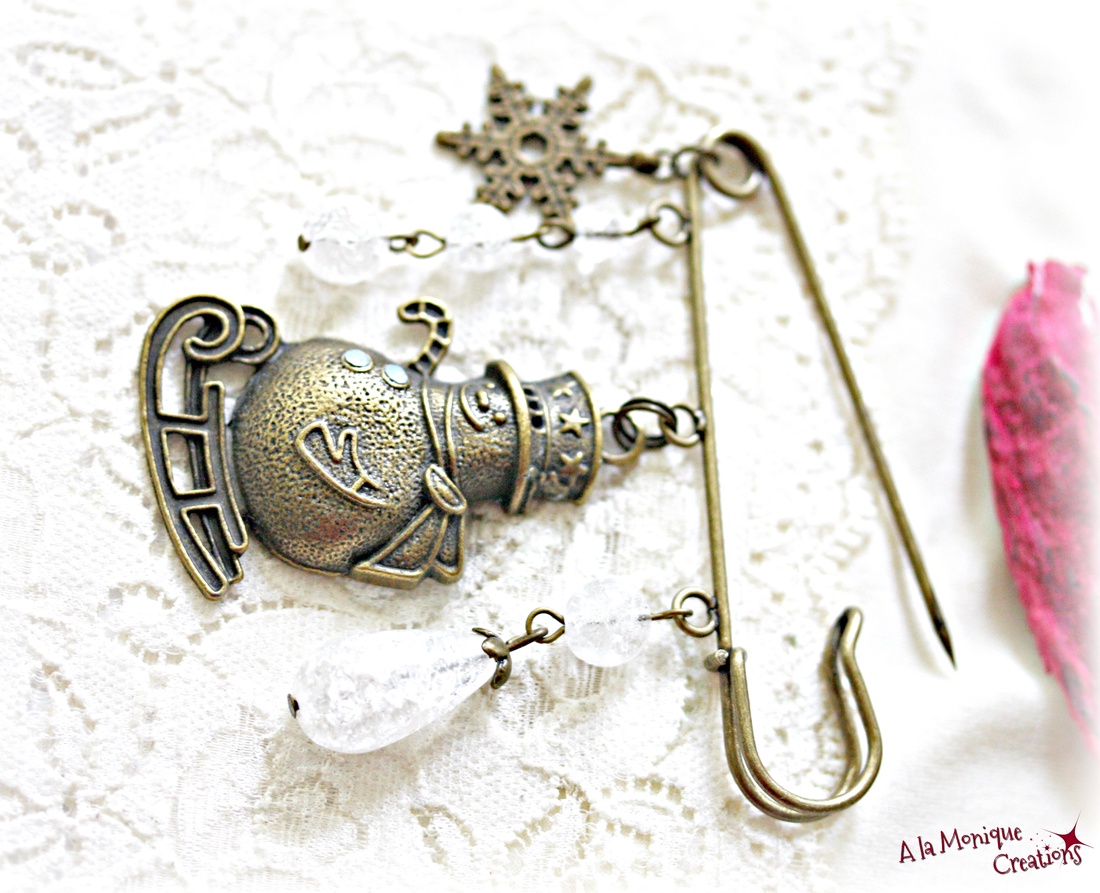 Brosa cu om de zapada si cristal de gheata - bijuterii - broșe - Artynos.ro