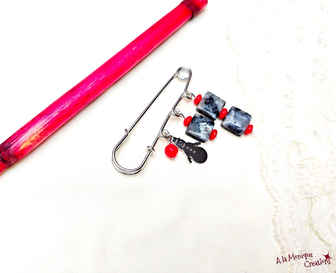 Brosa de iarna cu coral rosu si larvikit - bijuterii - broșe - Artynos.ro