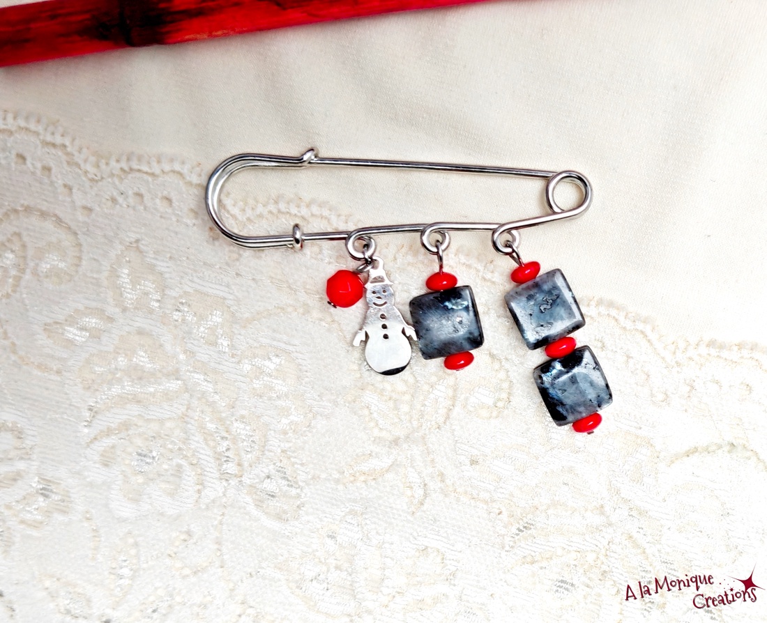 Brosa de iarna cu coral rosu si larvikit - bijuterii - broșe - Artynos.ro