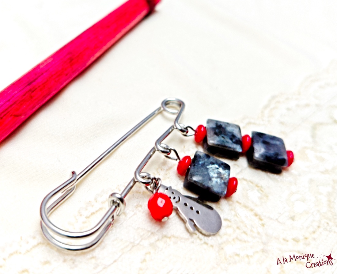 Brosa de iarna cu coral rosu si larvikit - bijuterii - broșe - Artynos.ro