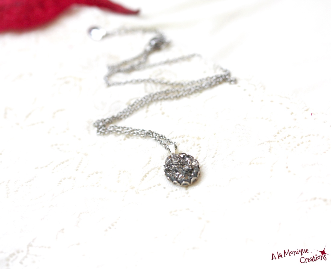 Colier cu druzy gri argintiu - bijuterii - coliere - coliere cu pandative - Artynos.ro