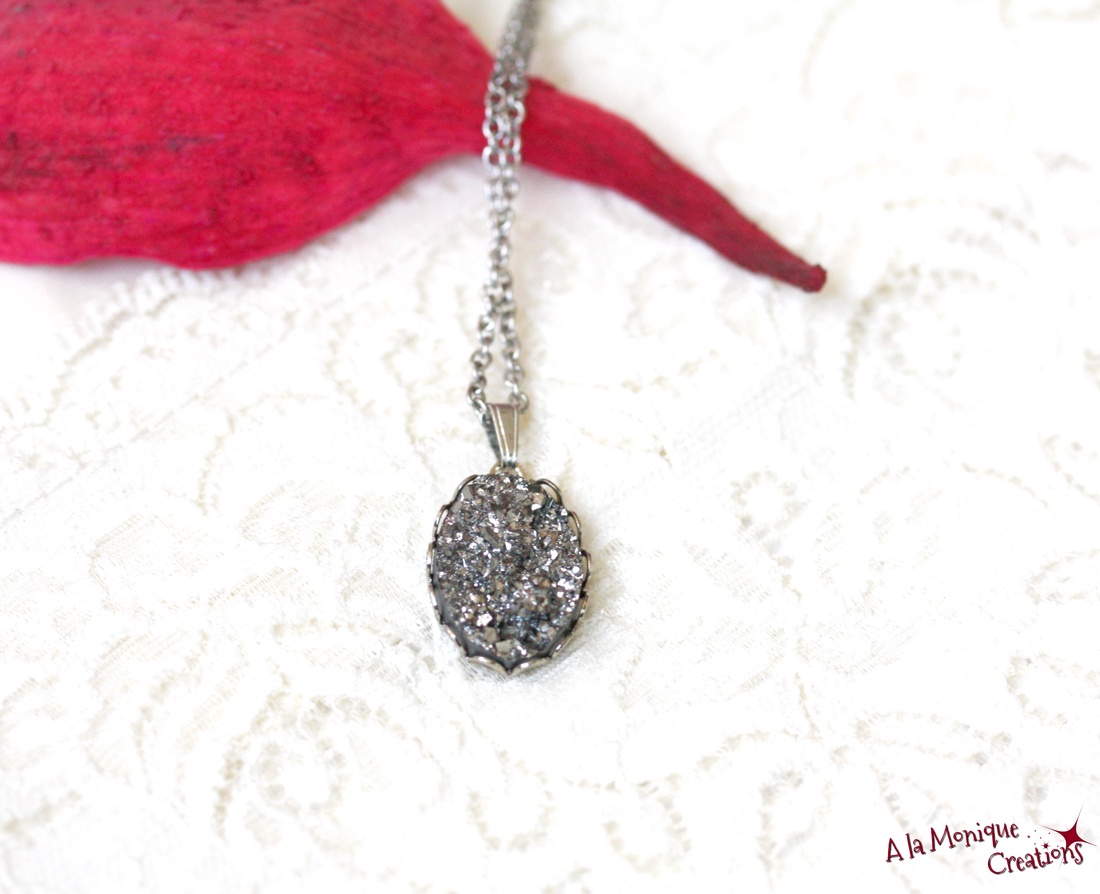 Colier cu druzy gri argintiu - bijuterii - coliere - coliere cu pandative - Artynos.ro
