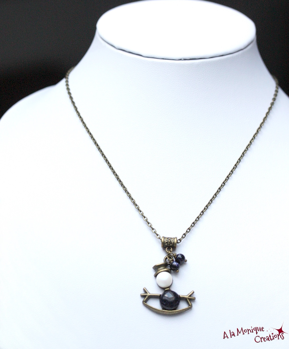 Colier om de zapada alb - bijuterii - coliere - coliere cu pandative - Artynos.ro