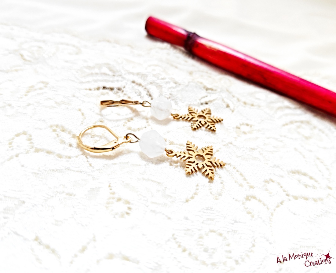 Cercei cu jad alb si fulg de zapada auriu - bijuterii - cercei - cercei din pietre semiprețioase - Artynos.ro