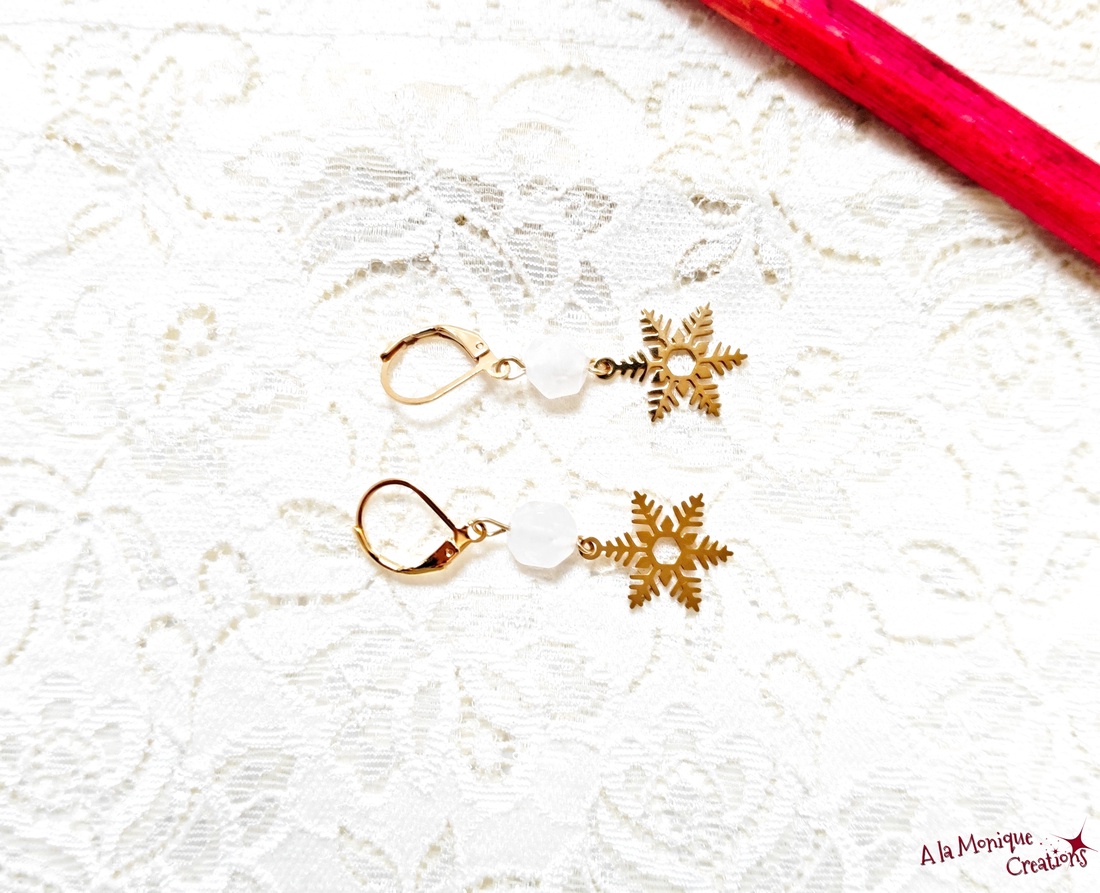 Cercei cu jad alb si fulg de zapada auriu - bijuterii - cercei - cercei din pietre semiprețioase - Artynos.ro